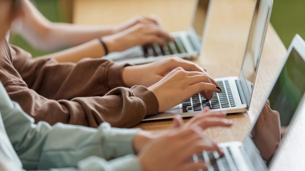 Plan de choque para educación: 500 nuevas aulas de acogida y restricciones al uso de inteligencia artificial para menores de 14 años