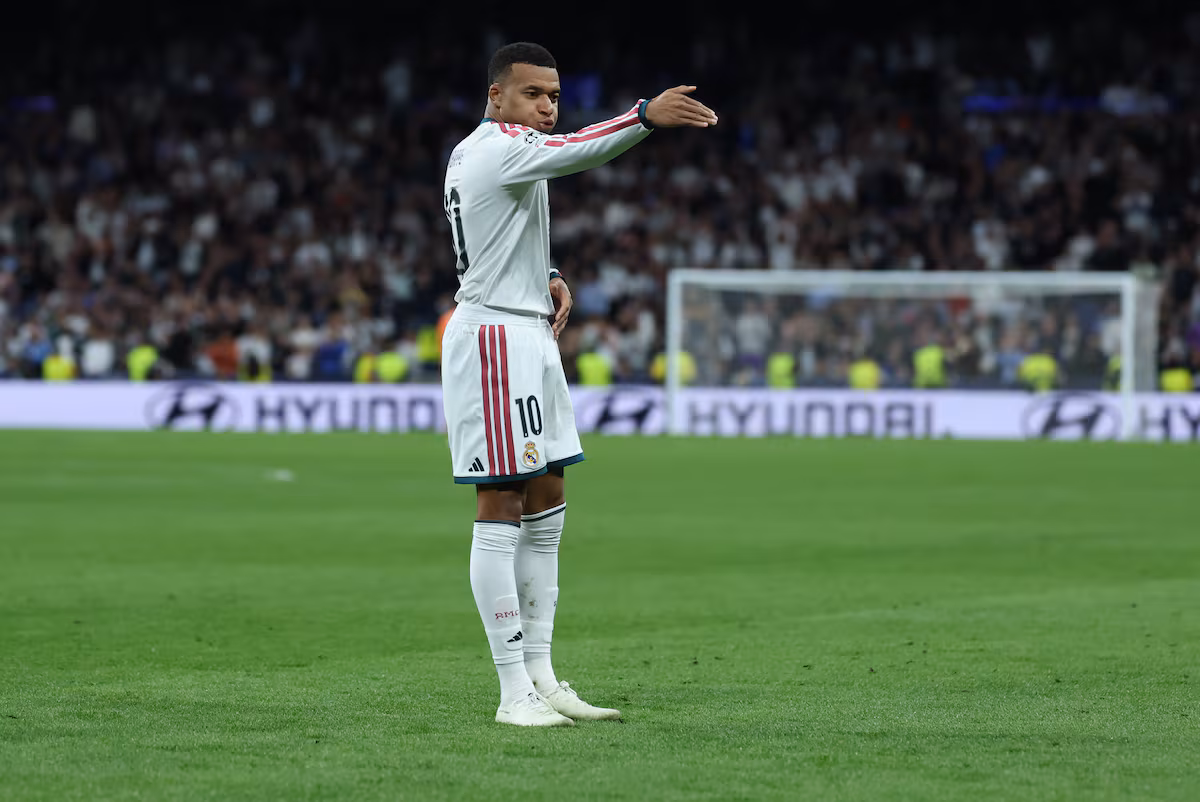 El balón, el espacio y el sospechoso: El clásico del miedo y la expectativa