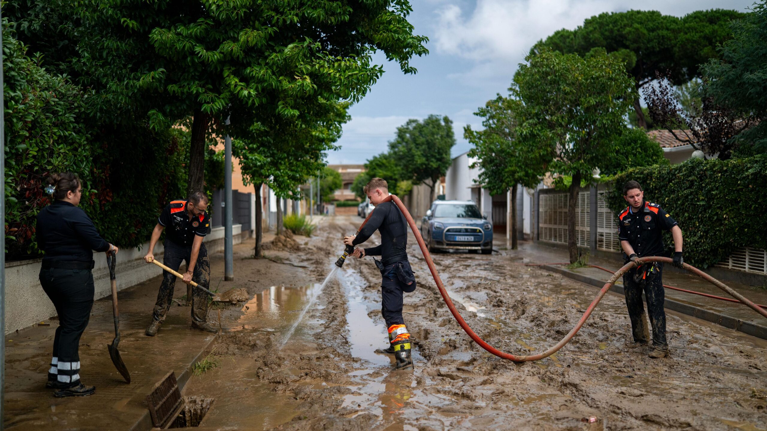 El temporal de lluvias azota España: 380 vuelos cancelados en El Prat y alerta roja activa hasta las 14:00 horas